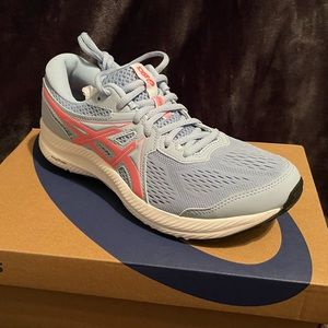 NIB Women’s sneakers size 8